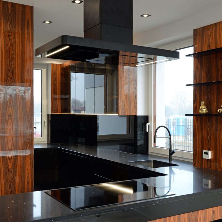 Kuchnia na wymiar w Łomiankach – czarny połysk, fornir palisandrowy i blat z kamienia. Elegancja, jakość i styl w pakiecie MiD Prestige.