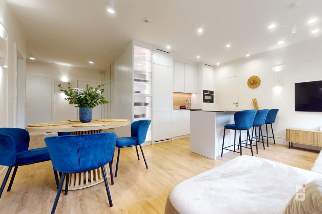 Jak współpracować z architektem wnętrz przy projektowaniu mebli na wymiar
