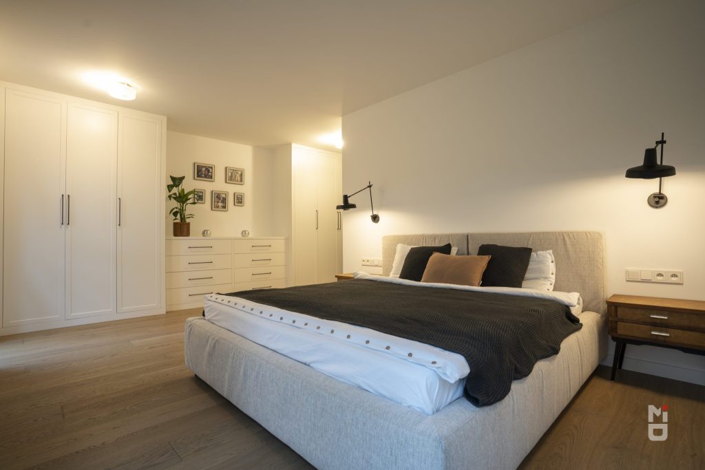 Jak współpracować z architektem wnętrz przy projektowaniu mebli na wymiar
