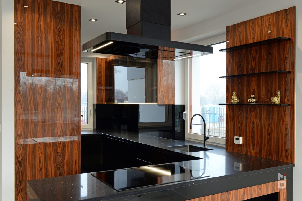 Różne typy frontów w meblach na wymiar – który wybrać i dlaczego?