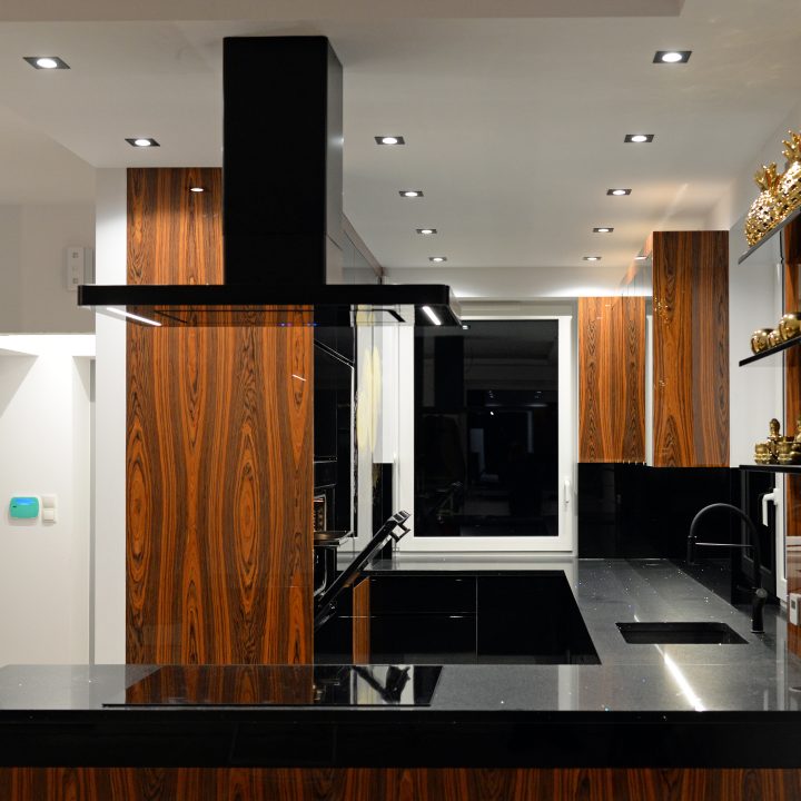 Kuchnia na wymiar w Łomiankach – czarny połysk, fornir palisandrowy i blat z kamienia. Elegancja, jakość i styl w pakiecie MiD Prestige.