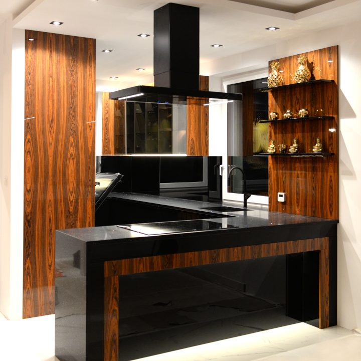 Kuchnia na wymiar w Łomiankach – czarny połysk, fornir palisandrowy i blat z kamienia. Elegancja, jakość i styl w pakiecie MiD Prestige.