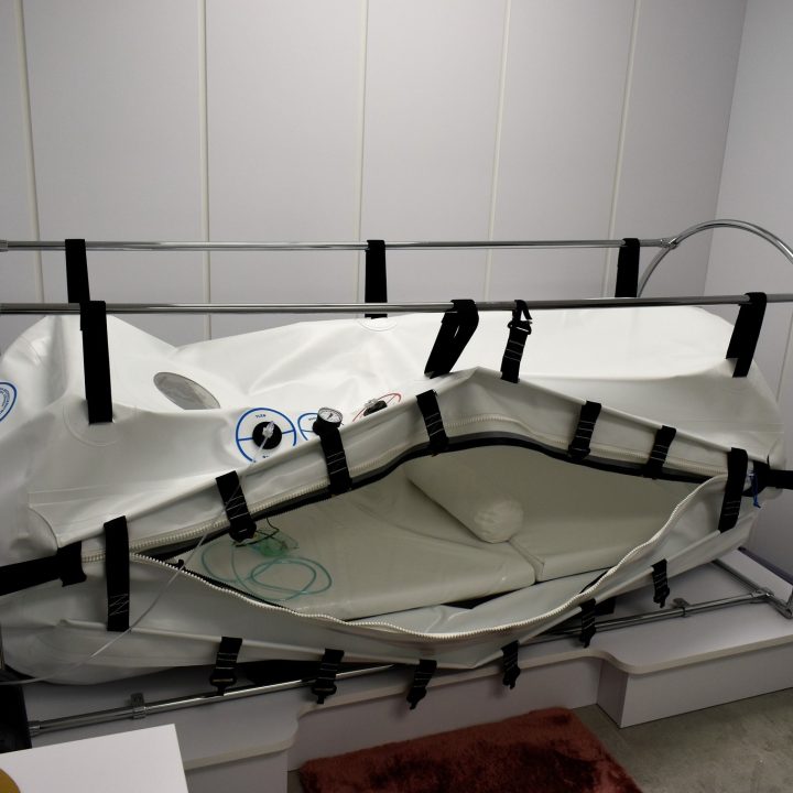 Meble na wymiar do salonu kosmetycznego – szafy, zabudowy i podest pod komorę hiperbaryczną. Higiena, prestiż i ergonomia. Realizacja MiD Business w Strzegowie.