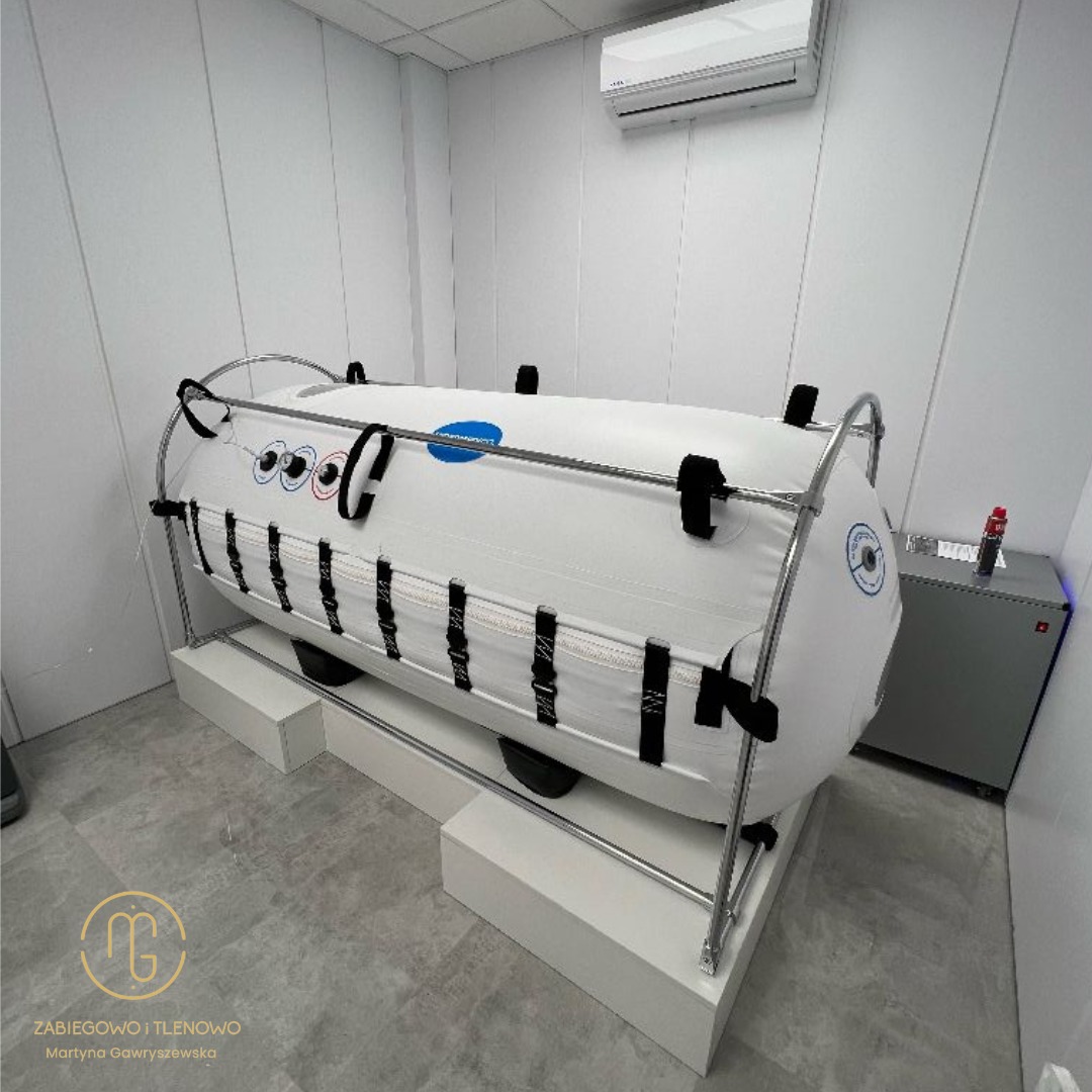 Meble na wymiar do salonu kosmetycznego – szafy, zabudowy i podest pod komorę hiperbaryczną. Higiena, prestiż i ergonomia. Realizacja MiD Business w Strzegowie.