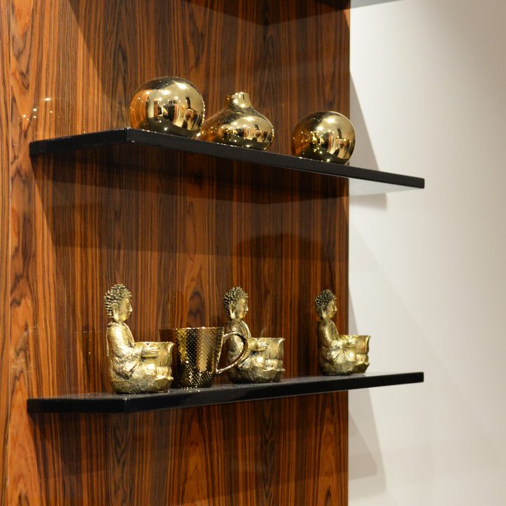 Kuchnia na wymiar w Łomiankach – czarny połysk, fornir palisandrowy i blat z kamienia. Elegancja, jakość i styl w pakiecie MiD Prestige.