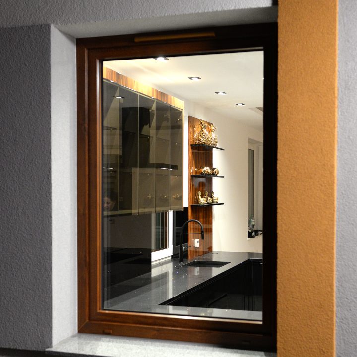 Kuchnia na wymiar w Łomiankach – czarny połysk, fornir palisandrowy i blat z kamienia. Elegancja, jakość i styl w pakiecie MiD Prestige.