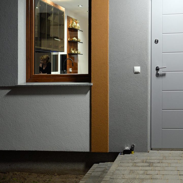 Kuchnia na wymiar w Łomiankach – czarny połysk, fornir palisandrowy i blat z kamienia. Elegancja, jakość i styl w pakiecie MiD Prestige.