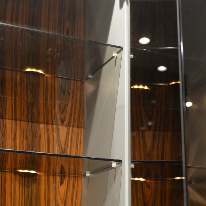 Kuchnia na wymiar w Łomiankach – czarny połysk, fornir palisandrowy i blat z kamienia. Elegancja, jakość i styl w pakiecie MiD Prestige.