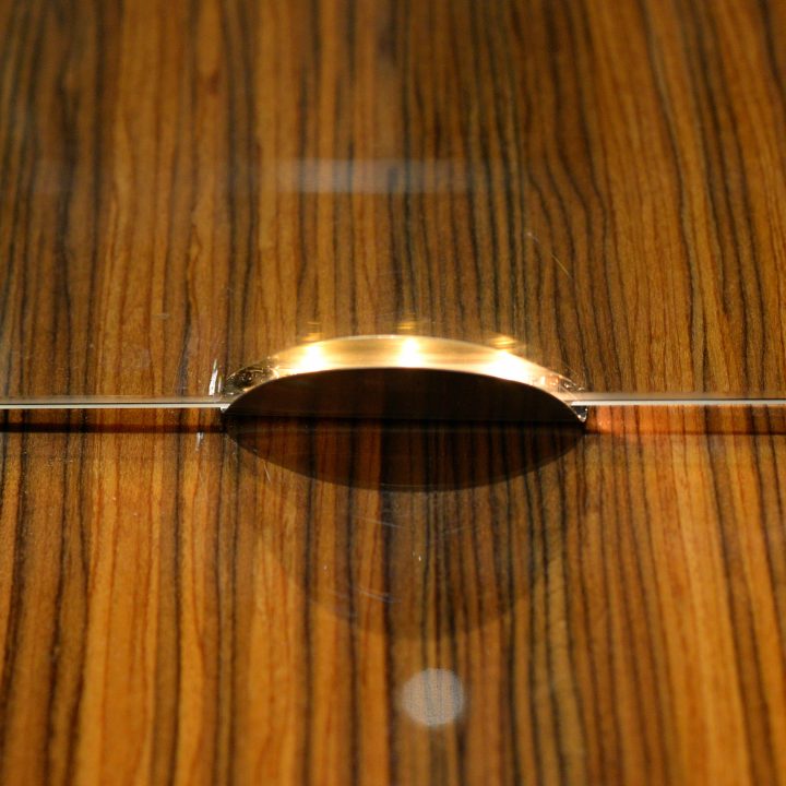 Kuchnia na wymiar w Łomiankach – czarny połysk, fornir palisandrowy i blat z kamienia. Elegancja, jakość i styl w pakiecie MiD Prestige.