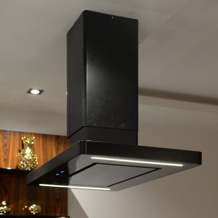 Kuchnia na wymiar w Łomiankach – czarny połysk, fornir palisandrowy i blat z kamienia. Elegancja, jakość i styl w pakiecie MiD Prestige.