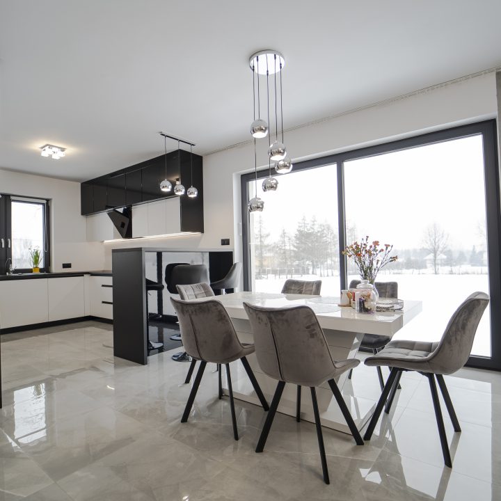 Nowoczesna kuchnia na wymiar w Pułtusku – biel i czerń w połysku, wyspa, oświetlenie LED i szafa we wiatrołapie. Styl, ergonomia i trwałość w pakiecie MiD Smart.