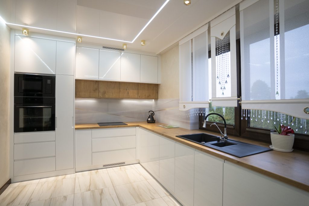 Strefy robocze w kuchni na wymiar: jak zaplanować przepływ pracy, który naprawdę działa
