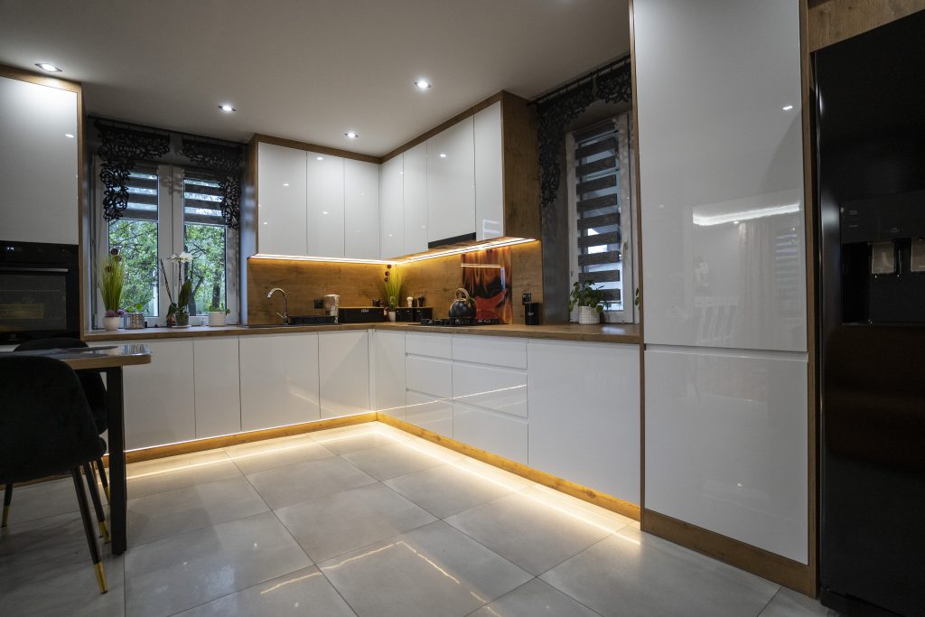 Meble na wymiar Grzybowo – zabudowa kuchenna, meble do salonu, drzwi przesuwne i betonowe wykończenia. Funkcjonalność i styl w pakiecie MiD Smart.