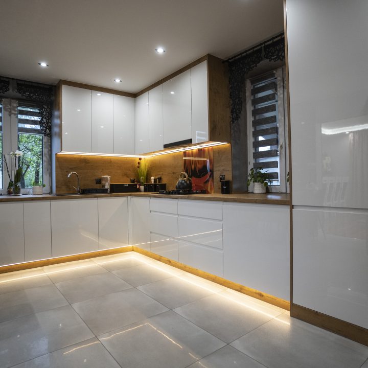 Meble na wymiar Grzybowo – zabudowa kuchenna, meble do salonu, drzwi przesuwne i betonowe wykończenia. Funkcjonalność i styl w pakiecie MiD Smart.