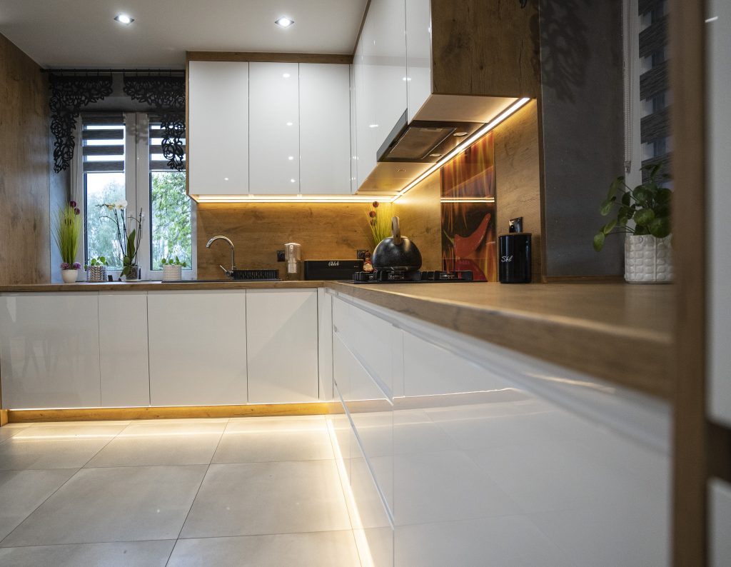 Meble na wymiar Grzybowo – zabudowa kuchenna, meble do salonu, drzwi przesuwne i betonowe wykończenia. Funkcjonalność i styl w pakiecie MiD Smart.