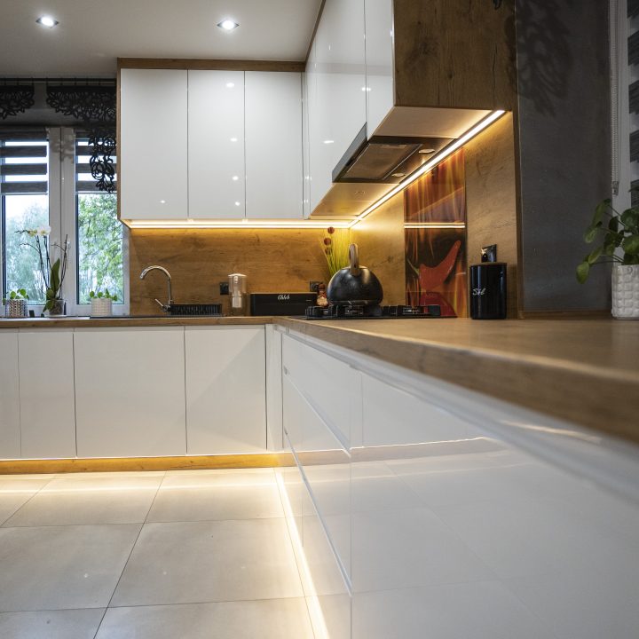 Meble na wymiar Grzybowo – zabudowa kuchenna, meble do salonu, drzwi przesuwne i betonowe wykończenia. Funkcjonalność i styl w pakiecie MiD Smart.