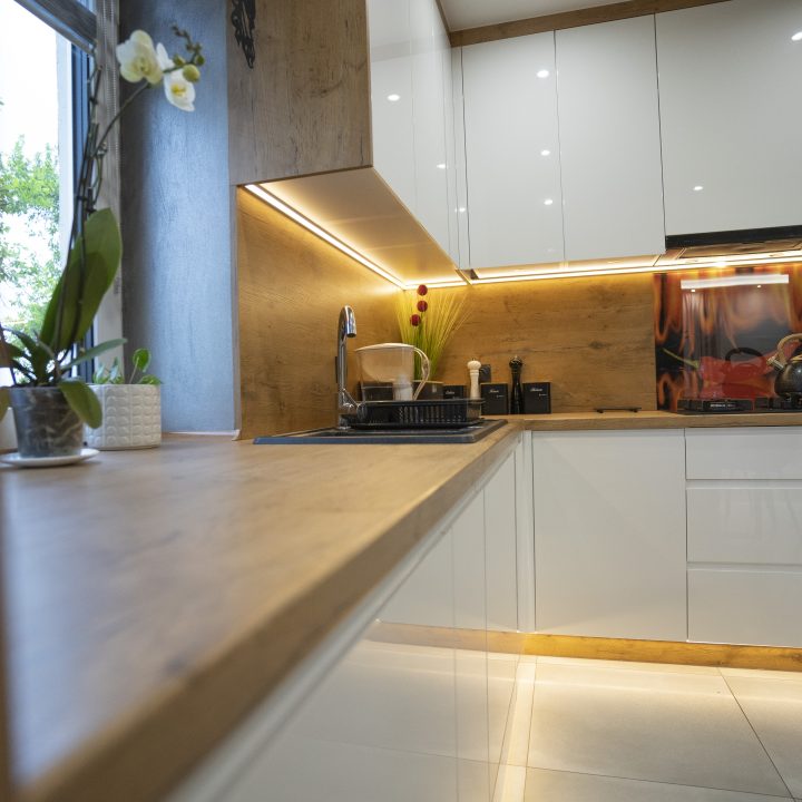 Meble na wymiar Grzybowo – zabudowa kuchenna, meble do salonu, drzwi przesuwne i betonowe wykończenia. Funkcjonalność i styl w pakiecie MiD Smart.