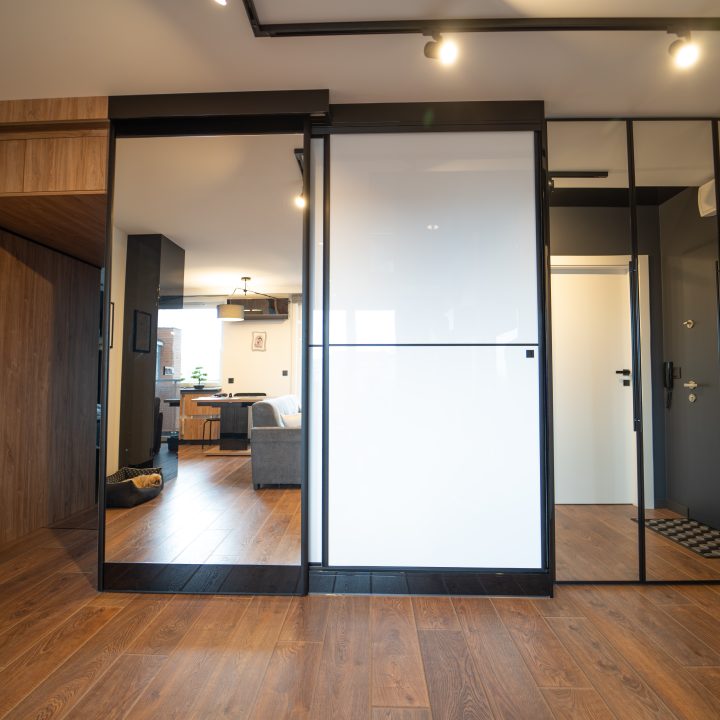 Meble na wymiar w Płocku – kuchnia, salon, sypialnia i łazienka w pakiecie MiD Prestige. Połysk, fornir, LED i kamień – styl i funkcjonalność w jednym projekcie.