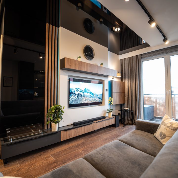 Meble na wymiar w Płocku – kuchnia, salon, sypialnia i łazienka w pakiecie MiD Prestige. Połysk, fornir, LED i kamień – styl i funkcjonalność w jednym projekcie.