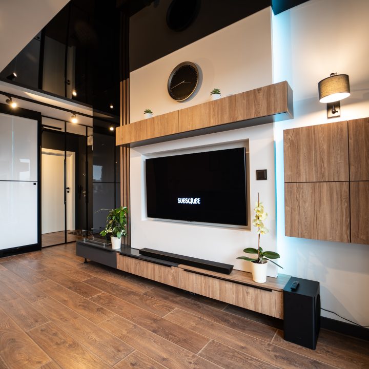 Meble na wymiar w Płocku – kuchnia, salon, sypialnia i łazienka w pakiecie MiD Prestige. Połysk, fornir, LED i kamień – styl i funkcjonalność w jednym projekcie.