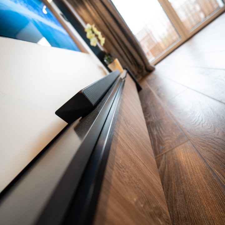 Meble na wymiar w Płocku – kuchnia, salon, sypialnia i łazienka w pakiecie MiD Prestige. Połysk, fornir, LED i kamień – styl i funkcjonalność w jednym projekcie.