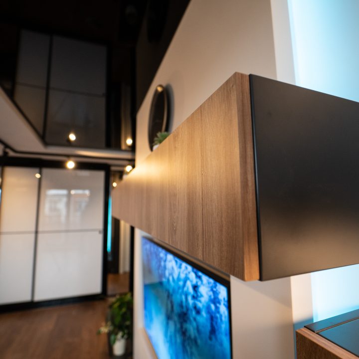 Meble na wymiar w Płocku – kuchnia, salon, sypialnia i łazienka w pakiecie MiD Prestige. Połysk, fornir, LED i kamień – styl i funkcjonalność w jednym projekcie.