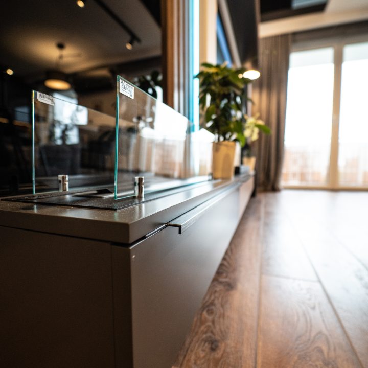 Meble na wymiar w Płocku – kuchnia, salon, sypialnia i łazienka w pakiecie MiD Prestige. Połysk, fornir, LED i kamień – styl i funkcjonalność w jednym projekcie.