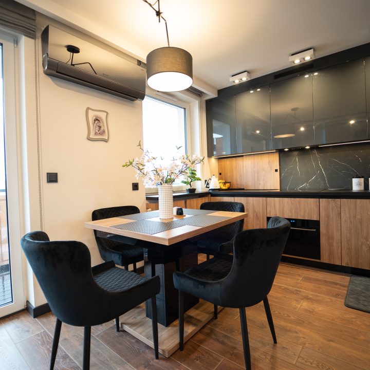 Meble na wymiar w Płocku – kuchnia, salon, sypialnia i łazienka w pakiecie MiD Prestige. Połysk, fornir, LED i kamień – styl i funkcjonalność w jednym projekcie.