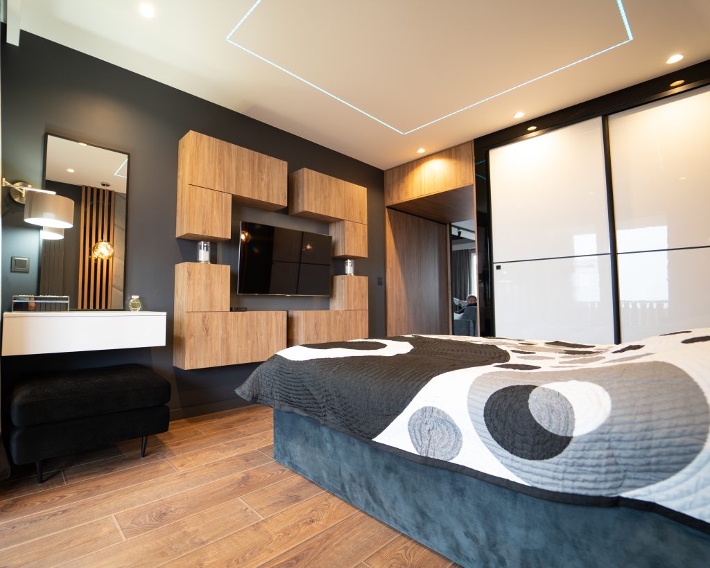 Meble na wymiar w Płocku – kuchnia, salon, sypialnia i łazienka w pakiecie MiD Prestige. Połysk, fornir, LED i kamień – styl i funkcjonalność w jednym projekcie.