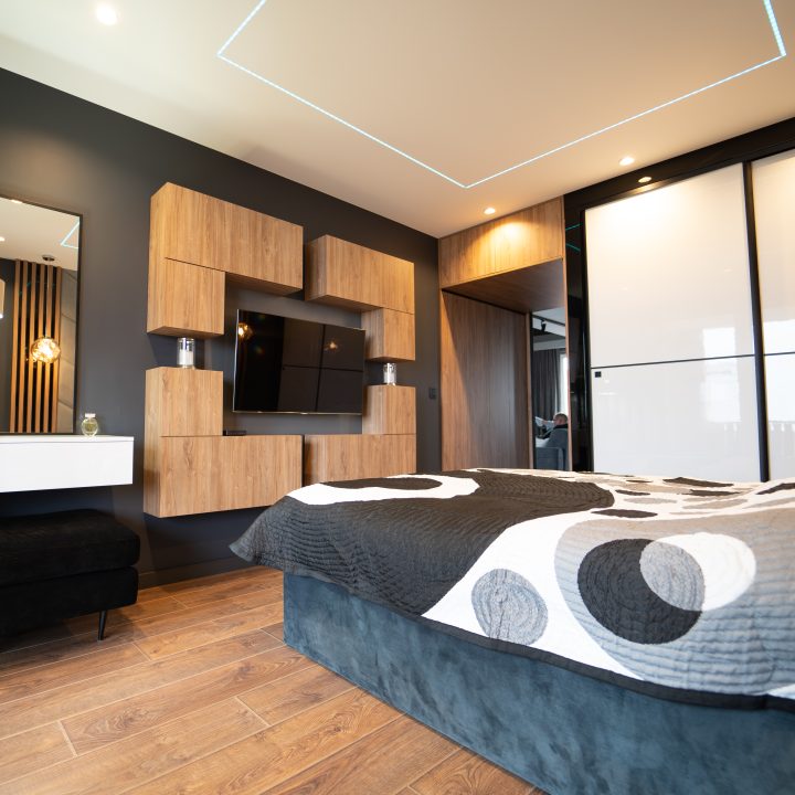 Meble na wymiar w Płocku – kuchnia, salon, sypialnia i łazienka w pakiecie MiD Prestige. Połysk, fornir, LED i kamień – styl i funkcjonalność w jednym projekcie.