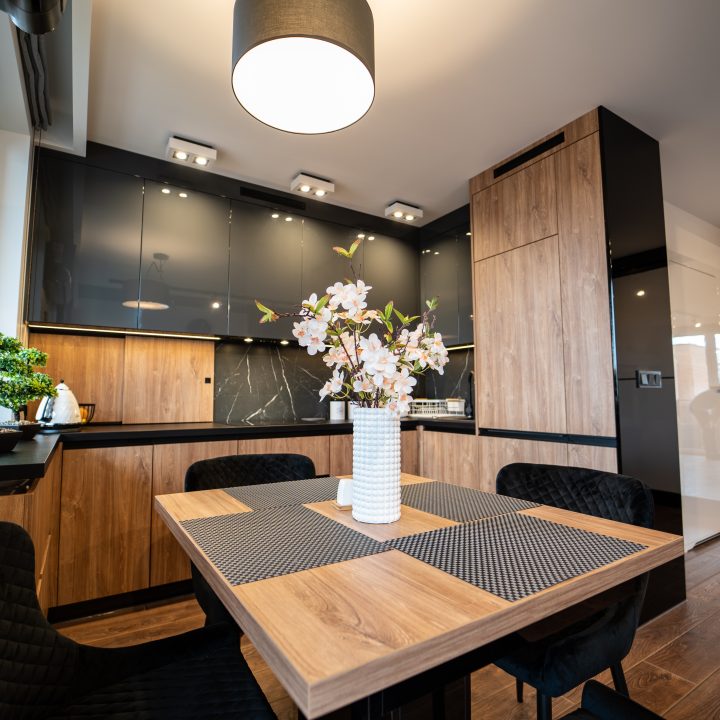 Meble na wymiar w Płocku – kuchnia, salon, sypialnia i łazienka w pakiecie MiD Prestige. Połysk, fornir, LED i kamień – styl i funkcjonalność w jednym projekcie.