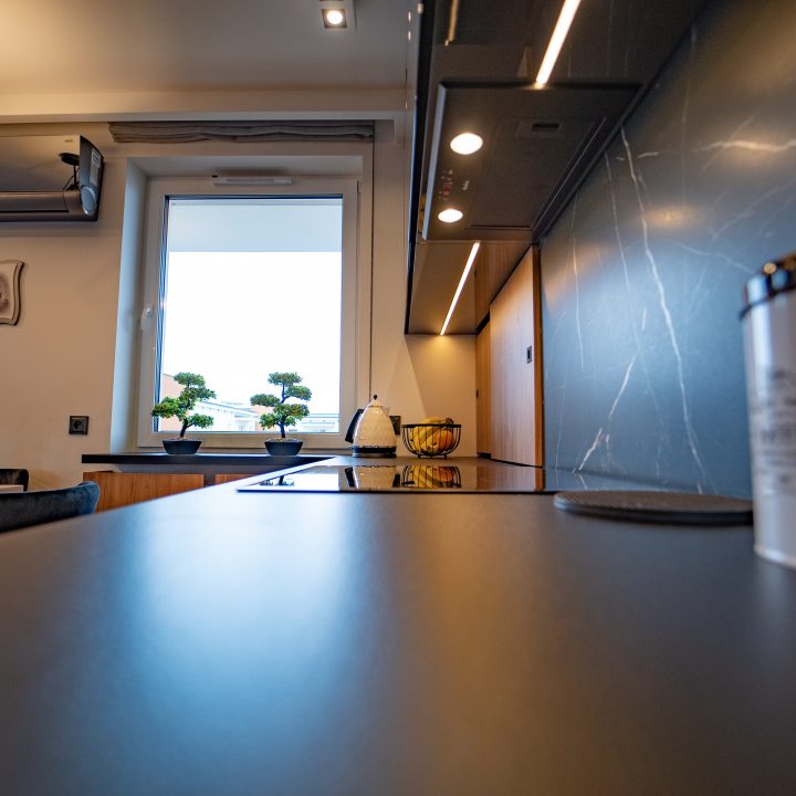 Meble na wymiar w Płocku – kuchnia, salon, sypialnia i łazienka w pakiecie MiD Prestige. Połysk, fornir, LED i kamień – styl i funkcjonalność w jednym projekcie.