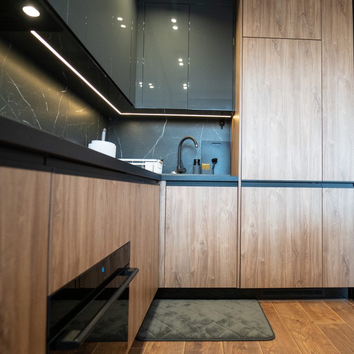 Meble na wymiar w Płocku – kuchnia, salon, sypialnia i łazienka w pakiecie MiD Prestige. Połysk, fornir, LED i kamień – styl i funkcjonalność w jednym projekcie.