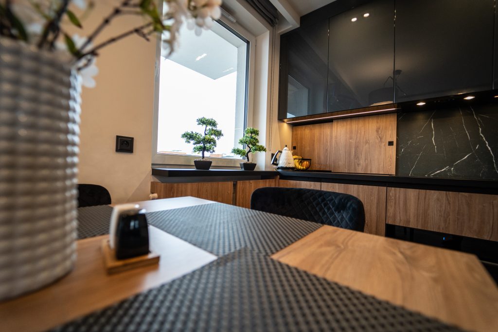 Meble na wymiar w Płocku – kuchnia, salon, sypialnia i łazienka w pakiecie MiD Prestige. Połysk, fornir, LED i kamień – styl i funkcjonalność w jednym projekcie.