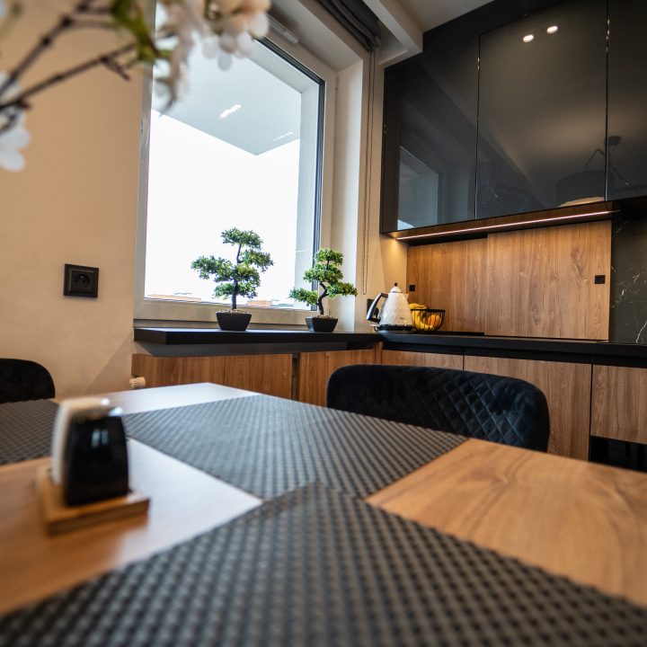 Meble na wymiar w Płocku – kuchnia, salon, sypialnia i łazienka w pakiecie MiD Prestige. Połysk, fornir, LED i kamień – styl i funkcjonalność w jednym projekcie.