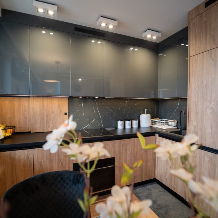 Meble na wymiar w Płocku – kuchnia, salon, sypialnia i łazienka w pakiecie MiD Prestige. Połysk, fornir, LED i kamień – styl i funkcjonalność w jednym projekcie.