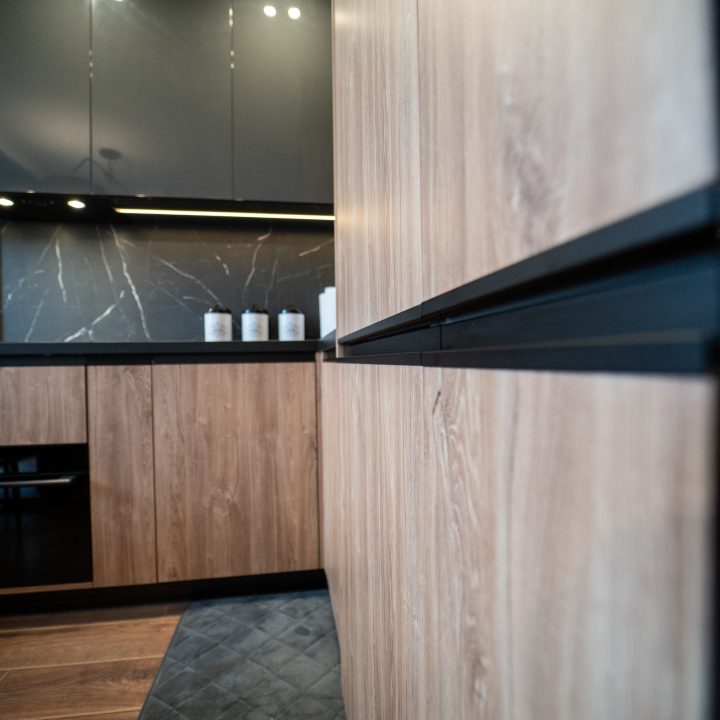 Meble na wymiar w Płocku – kuchnia, salon, sypialnia i łazienka w pakiecie MiD Prestige. Połysk, fornir, LED i kamień – styl i funkcjonalność w jednym projekcie.