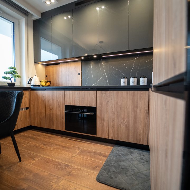 Meble na wymiar w Płocku – kuchnia, salon, sypialnia i łazienka w pakiecie MiD Prestige. Połysk, fornir, LED i kamień – styl i funkcjonalność w jednym projekcie.