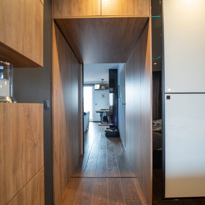 Meble na wymiar w Płocku – kuchnia, salon, sypialnia i łazienka w pakiecie MiD Prestige. Połysk, fornir, LED i kamień – styl i funkcjonalność w jednym projekcie.