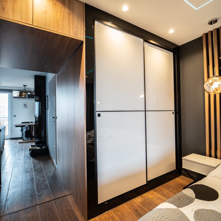 Meble na wymiar w Płocku – kuchnia, salon, sypialnia i łazienka w pakiecie MiD Prestige. Połysk, fornir, LED i kamień – styl i funkcjonalność w jednym projekcie.