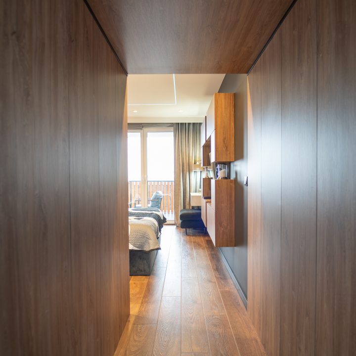 Meble na wymiar w Płocku – kuchnia, salon, sypialnia i łazienka w pakiecie MiD Prestige. Połysk, fornir, LED i kamień – styl i funkcjonalność w jednym projekcie.