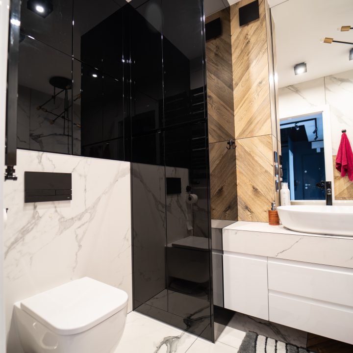 Meble na wymiar w Płocku – kuchnia, salon, sypialnia i łazienka w pakiecie MiD Prestige. Połysk, fornir, LED i kamień – styl i funkcjonalność w jednym projekcie.