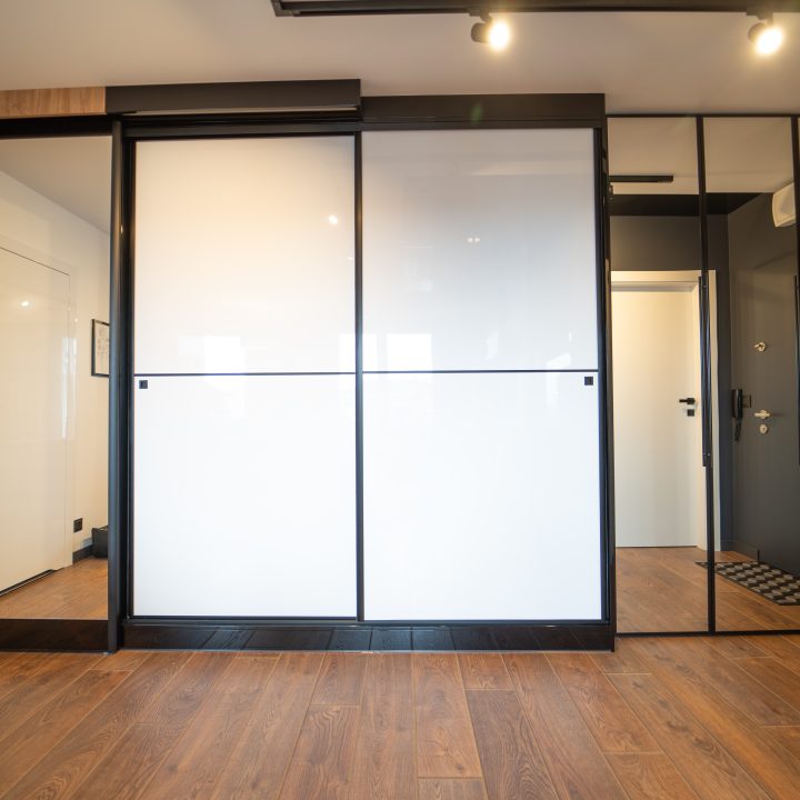 Meble na wymiar w Płocku – kuchnia, salon, sypialnia i łazienka w pakiecie MiD Prestige. Połysk, fornir, LED i kamień – styl i funkcjonalność w jednym projekcie.