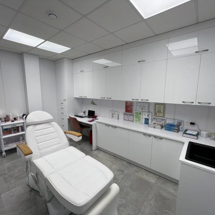 Meble na wymiar do salonu kosmetycznego – szafy, zabudowy i podest pod komorę hiperbaryczną. Higiena, prestiż i ergonomia. Realizacja MiD Business w Strzegowie.