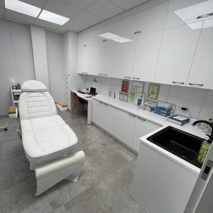 Meble na wymiar do salonu kosmetycznego – szafy, zabudowy i podest pod komorę hiperbaryczną. Higiena, prestiż i ergonomia. Realizacja MiD Business w Strzegowie.