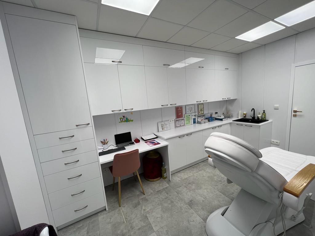 Meble na wymiar do salonu kosmetycznego – szafy, zabudowy i podest pod komorę hiperbaryczną. Higiena, prestiż i ergonomia. Realizacja MiD Business w Strzegowie.