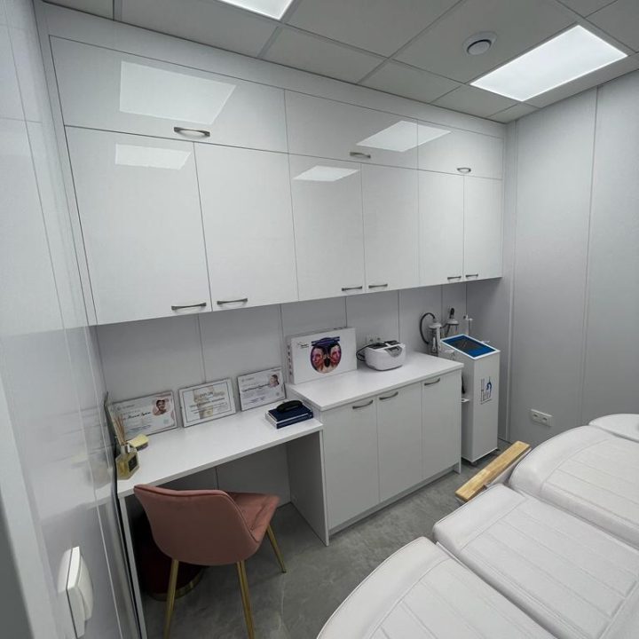 Meble na wymiar do salonu kosmetycznego – szafy, zabudowy i podest pod komorę hiperbaryczną. Higiena, prestiż i ergonomia. Realizacja MiD Business w Strzegowie.