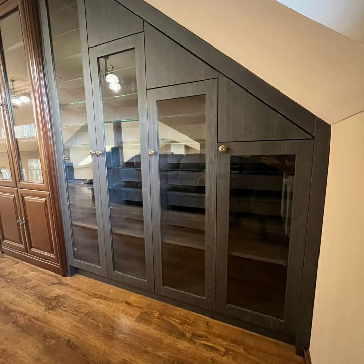 Meble na wymiar Strzegowo – zabudowa pod skosem z przeszklonymi frontami | MiD Smart