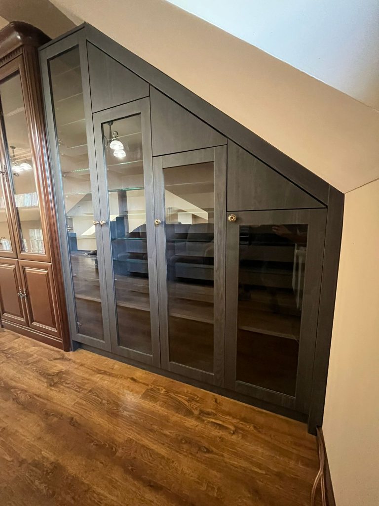 Meble na wymiar Strzegowo – zabudowa pod skosem z przeszklonymi frontami | MiD Smart