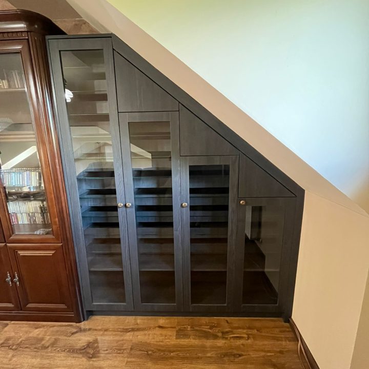 Meble na wymiar Strzegowo – zabudowa pod skosem z przeszklonymi frontami | MiD Smart